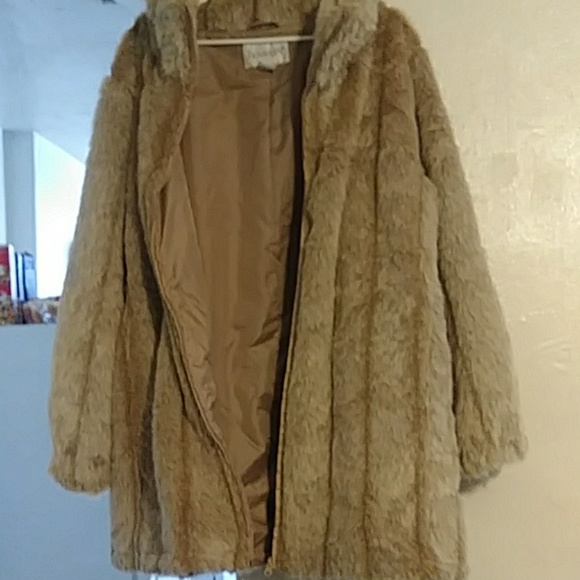 Woman's coat - Picture 3 of 3